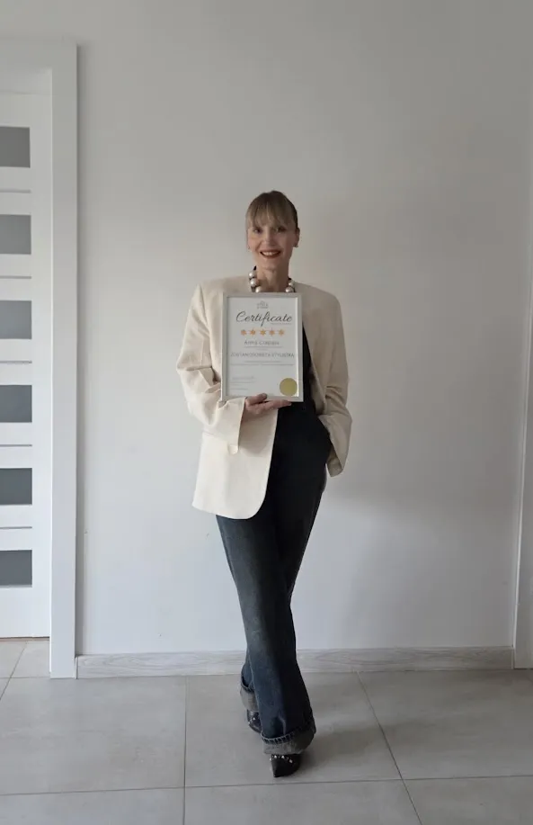 Anna Ciapała z certyfikatem ukończenia kursu stylizacji New Style Academy