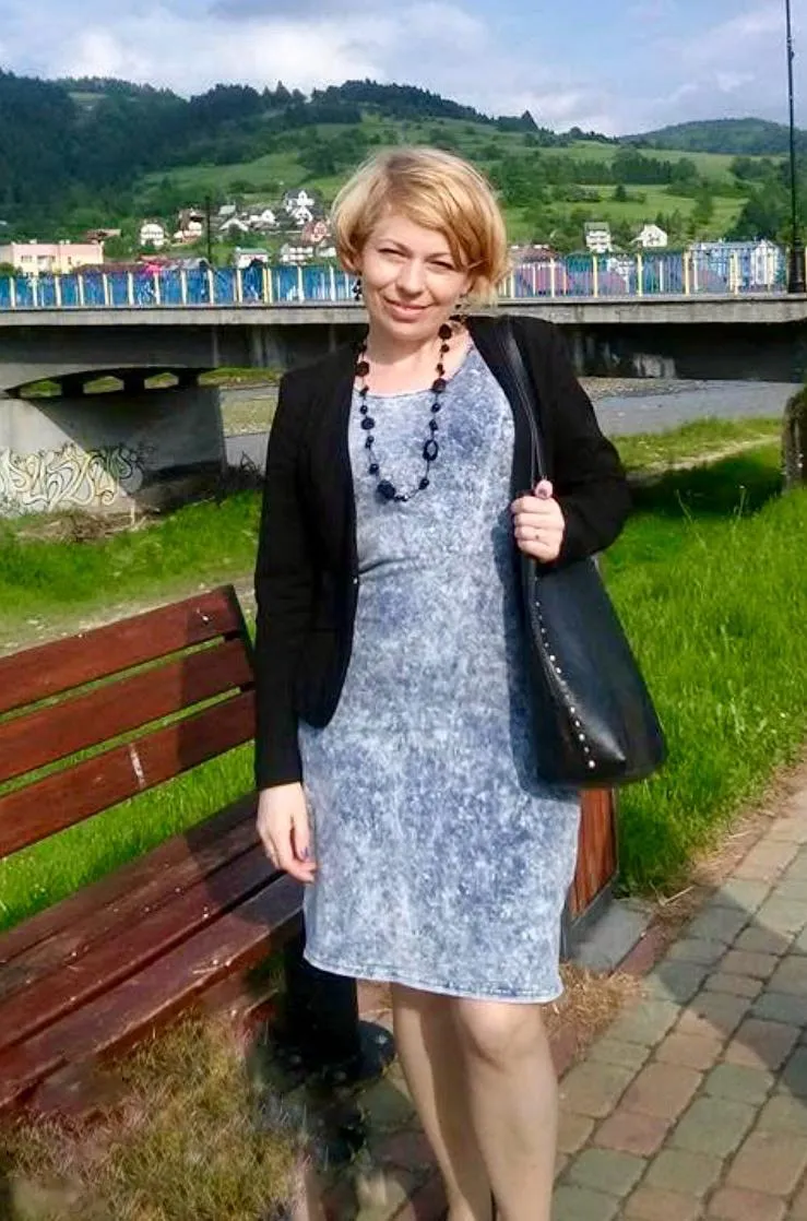 Kobieta przed metamorfozą - stylizacja z szarą sukienką