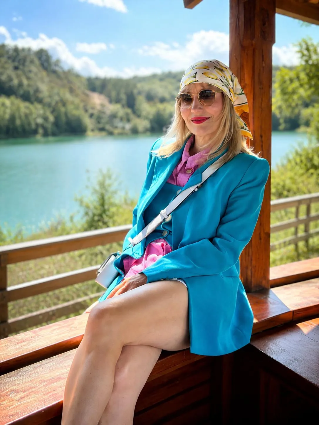 Anna Ciała w turkusowej stylizacji nad jeziorem