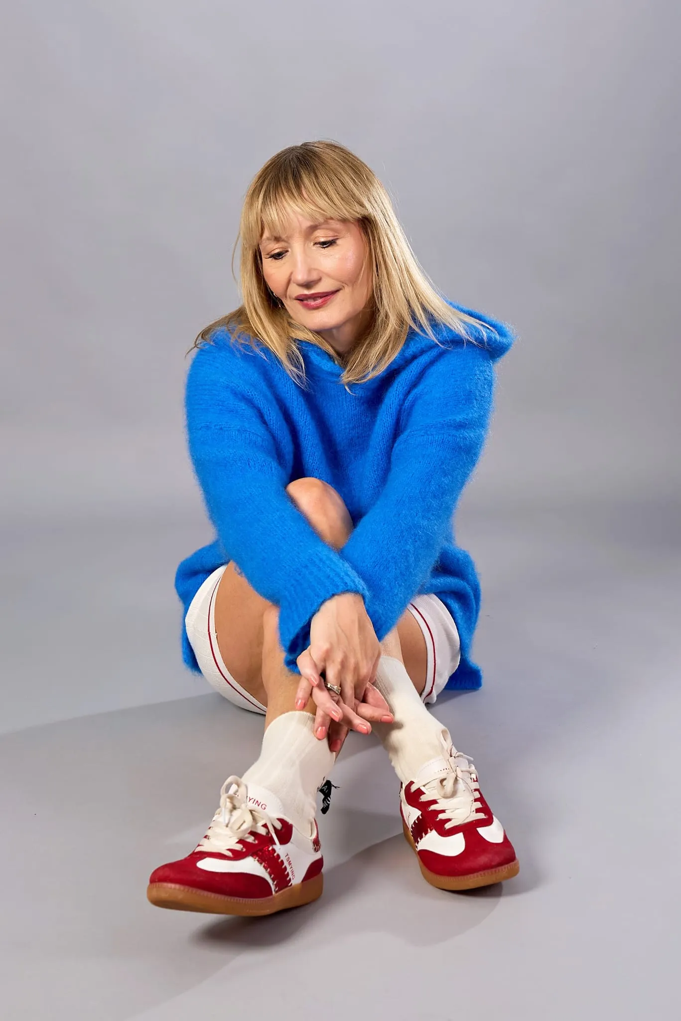 Ania w niebieskim swetrze, portret w studio
