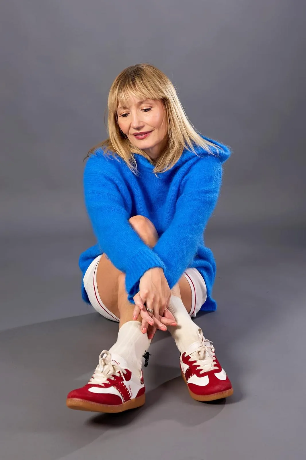 Casualowa stylizacja - niebieski sweter i sneakersy